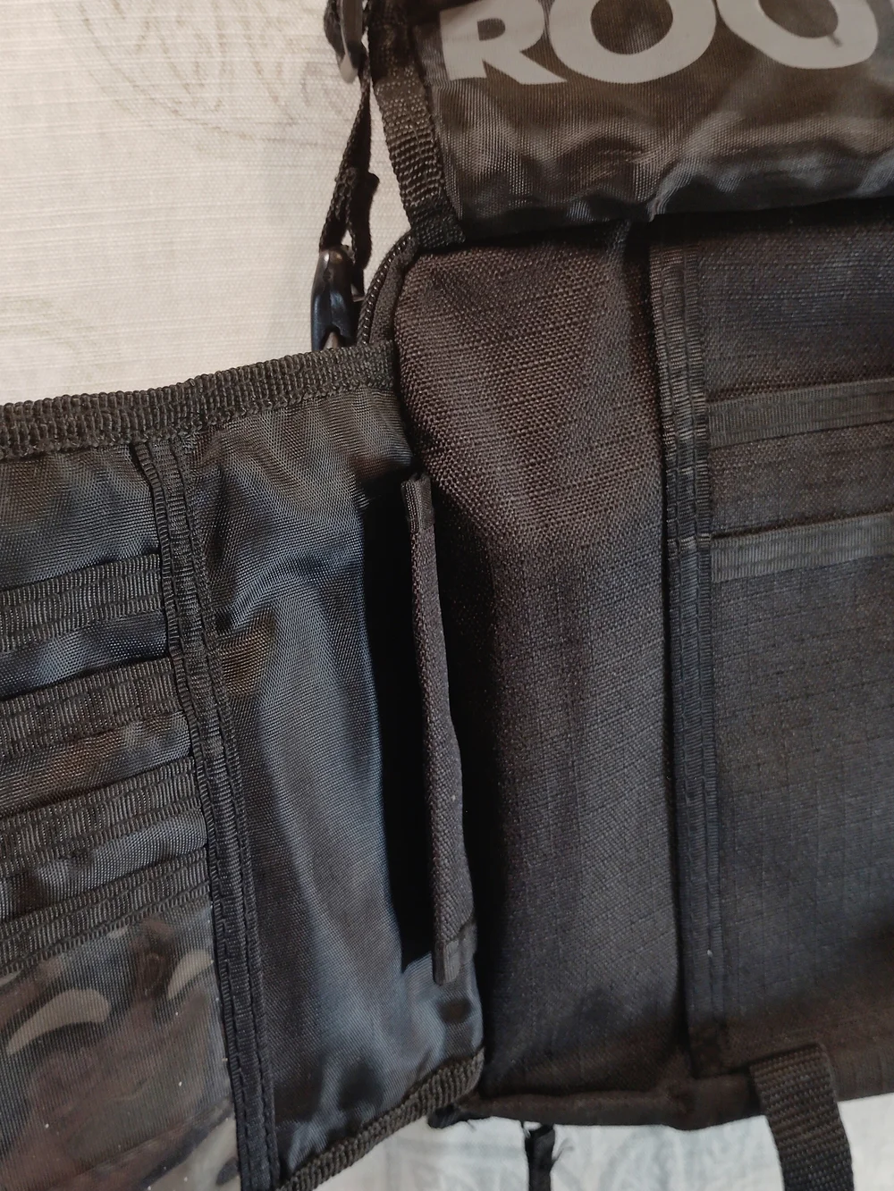 Roots Compact Black Crossbody/Messenger Bag